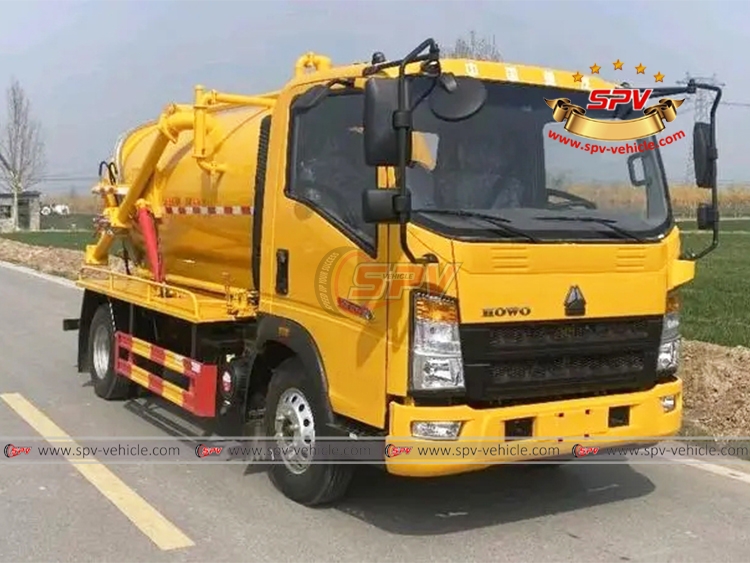 4,000 Litres Sewage Suction Truck HOWO - Right Front Side of View